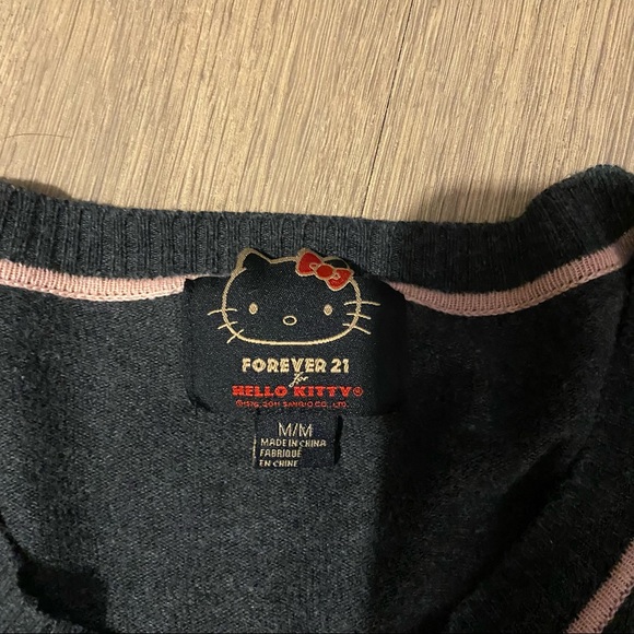 Forever 21 Grey Pink cardigan Hello Kitty, as modeled by Kendall Jenner - Picture 4 of 5